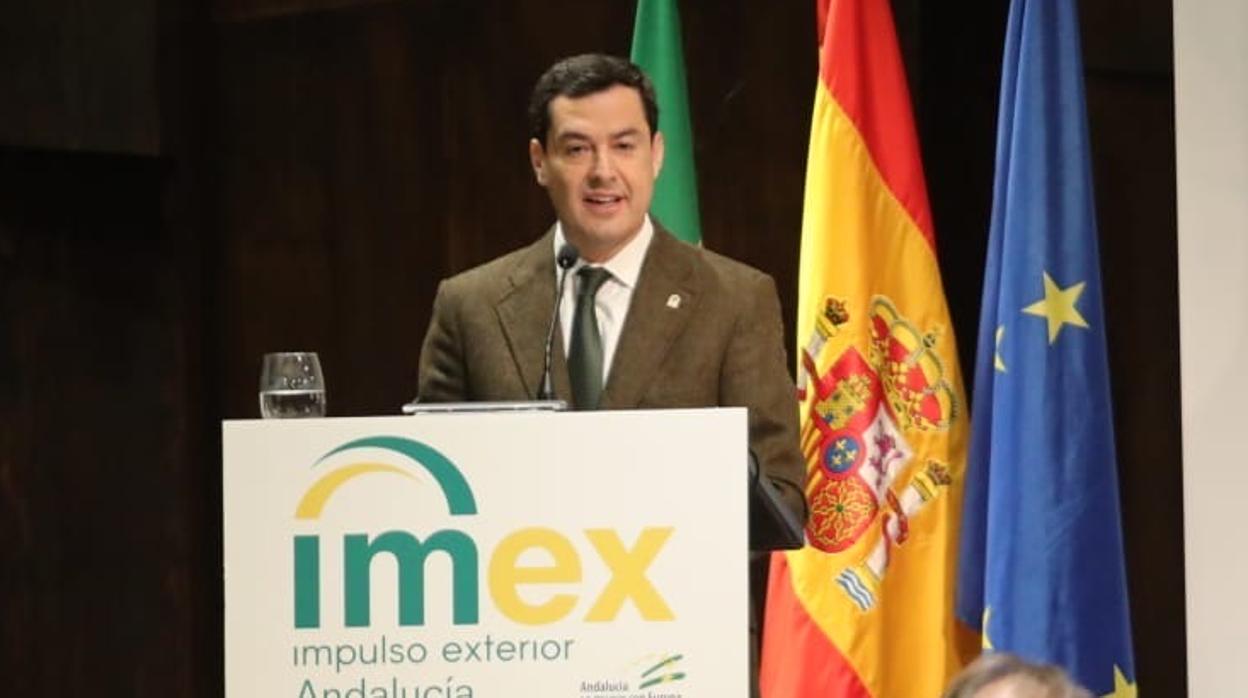 Juanma Moreno durante su intervención en la inauguración del encuentro en Málaga