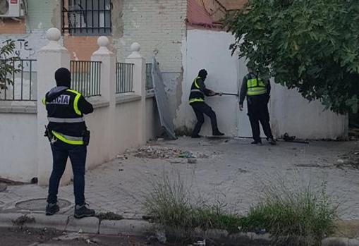 Varios agentes, durante la operación que está teniendo lugar en estos momentos en la Zona Norte de Granada.