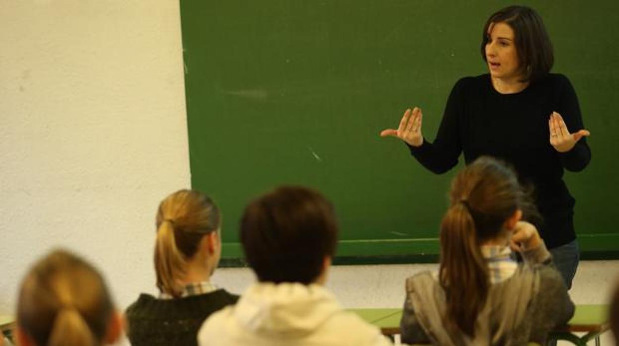 Una profesora imparte clase