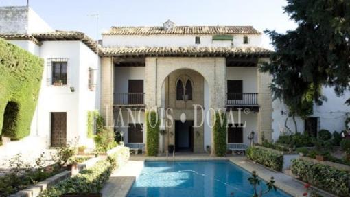Piscina de la casa que ocupa los números 4 al 8 de la calle Cabezas
