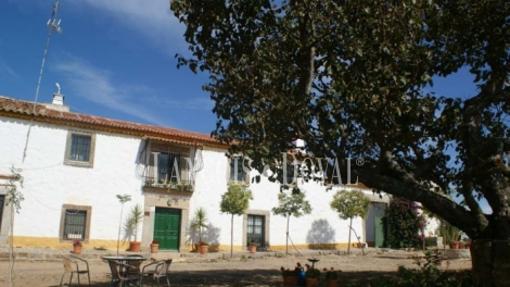 Entrada a la finca en el Puerto del Calatraveño