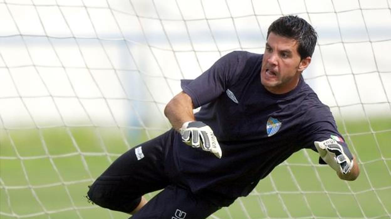 El portero durante un entrenamiento con el Málaga