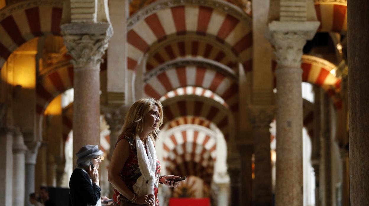 Dos turistas en la Mezquita-Catedral
