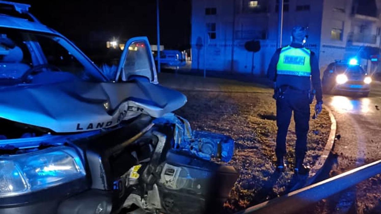 Un agente de la Policía Local de Lepe junto al coche siniestrado