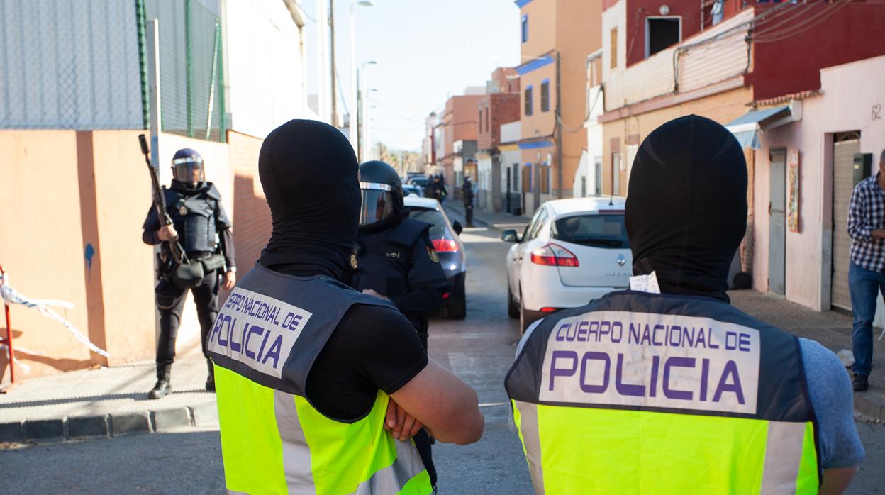 Policías nacionales, en una imagen de archivo de un registro en La Línea de la Concepción