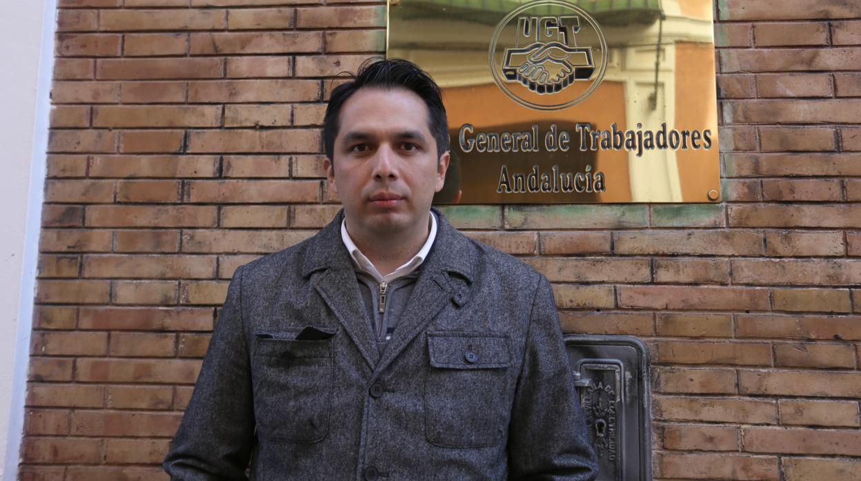 Roberto Macías, frente a la antigua sede regional de UGT