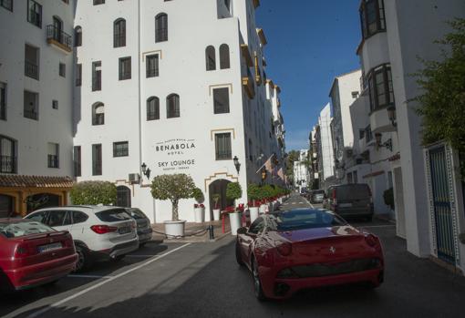 Un Ferrari en la zona de Benabola, controlada en un 51 por ciento por la familia Al-Assad