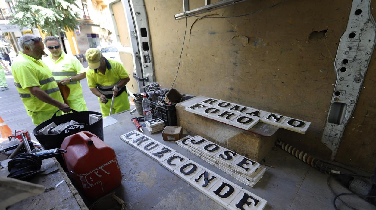 Rótulos de José Cruz Conde y Foro Romano para la céntrica calle de Córdoba
