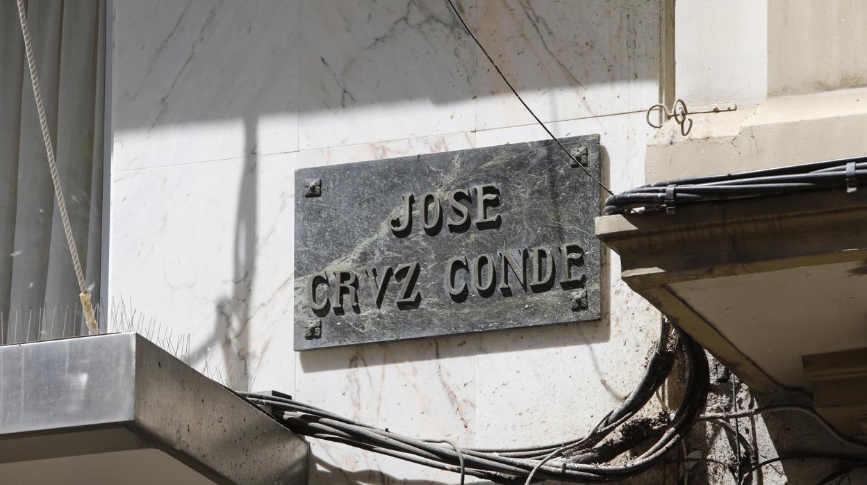 Antigua placa con el nombre de José Cruz Conde en Córdoba