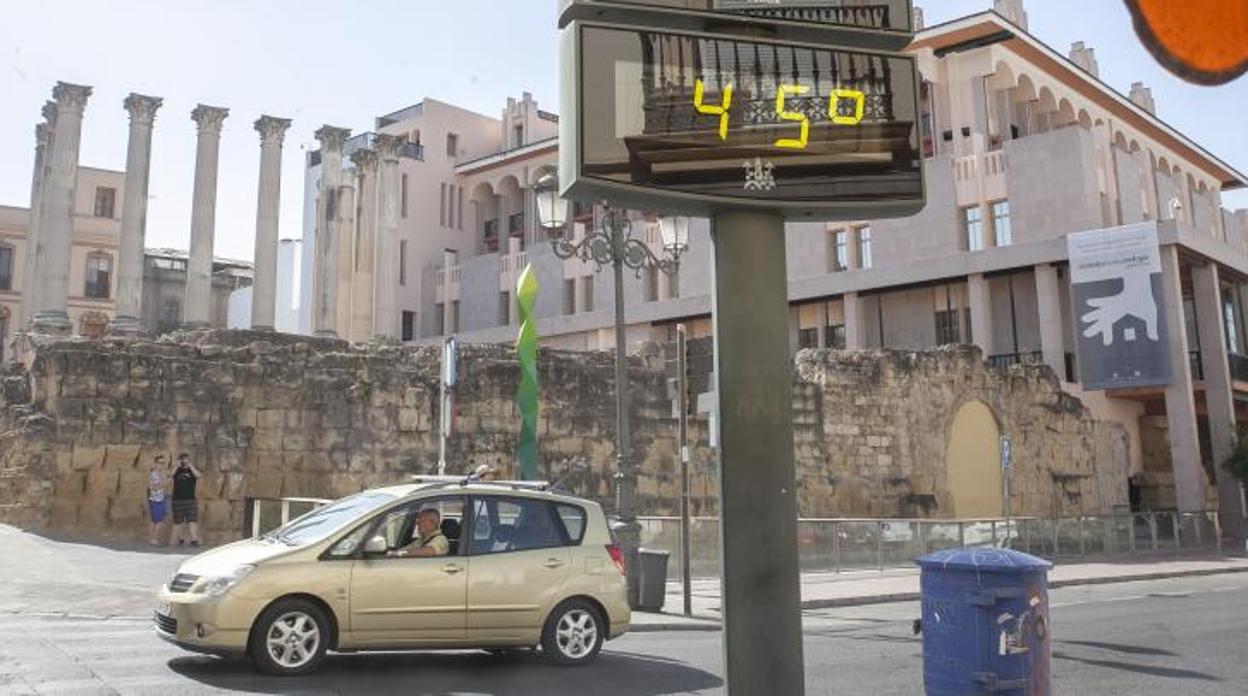 Un termómeto marca la temperatura en una calurosa tarde en Córdoba
