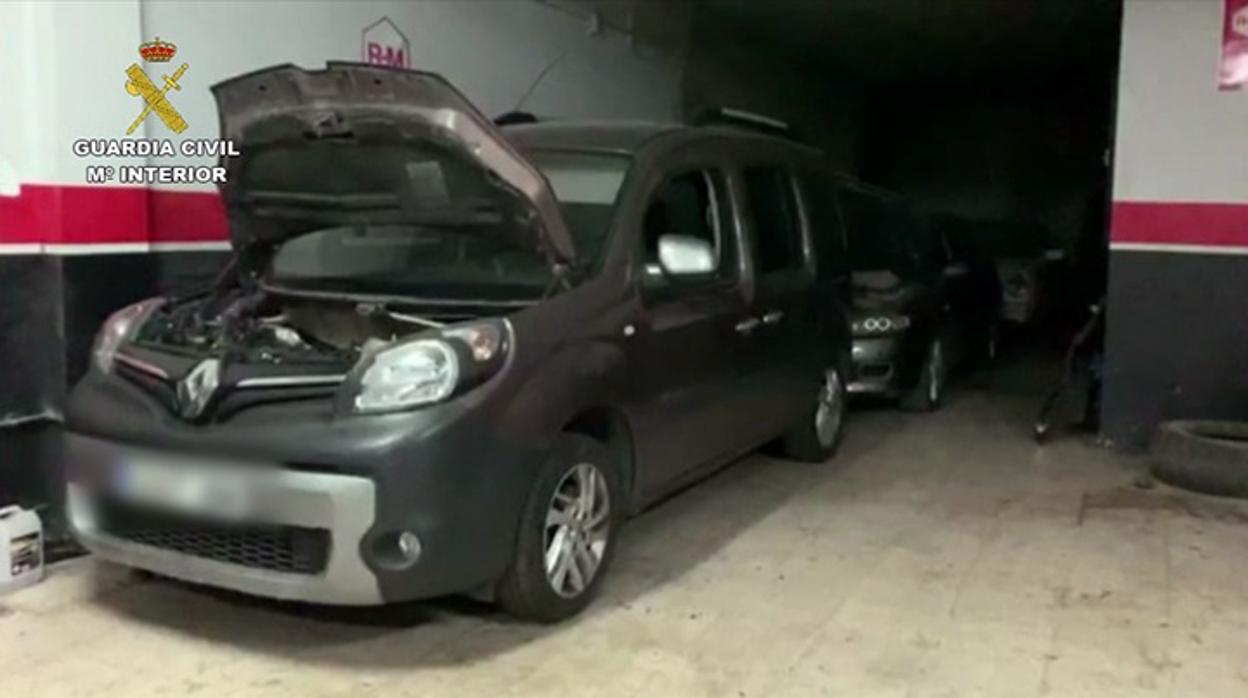 Algunos de los vehículos de la organización intervenidos por la Guardia Civil