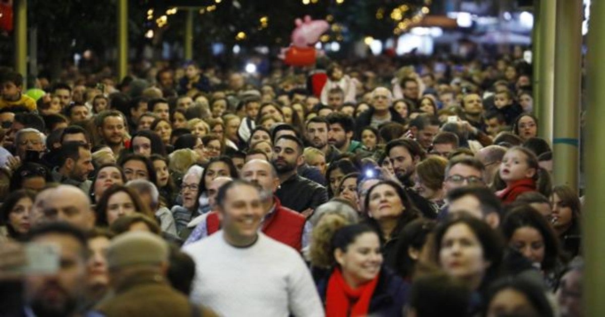 Público agolpado en Cruz Conde para ver el espectáculo navideño