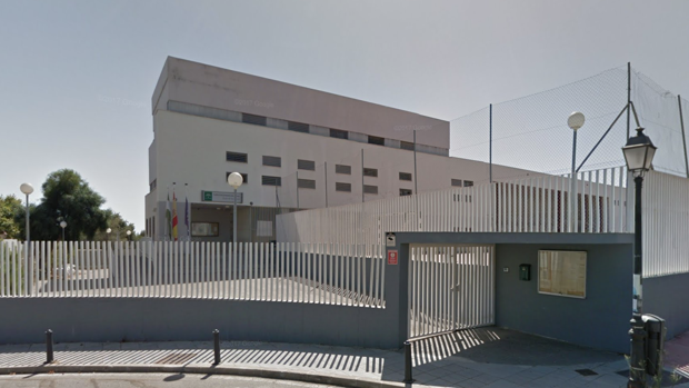 Los perros de la Policía Local detectan mochilas con droga en una exhibición en un instituto de Marbella