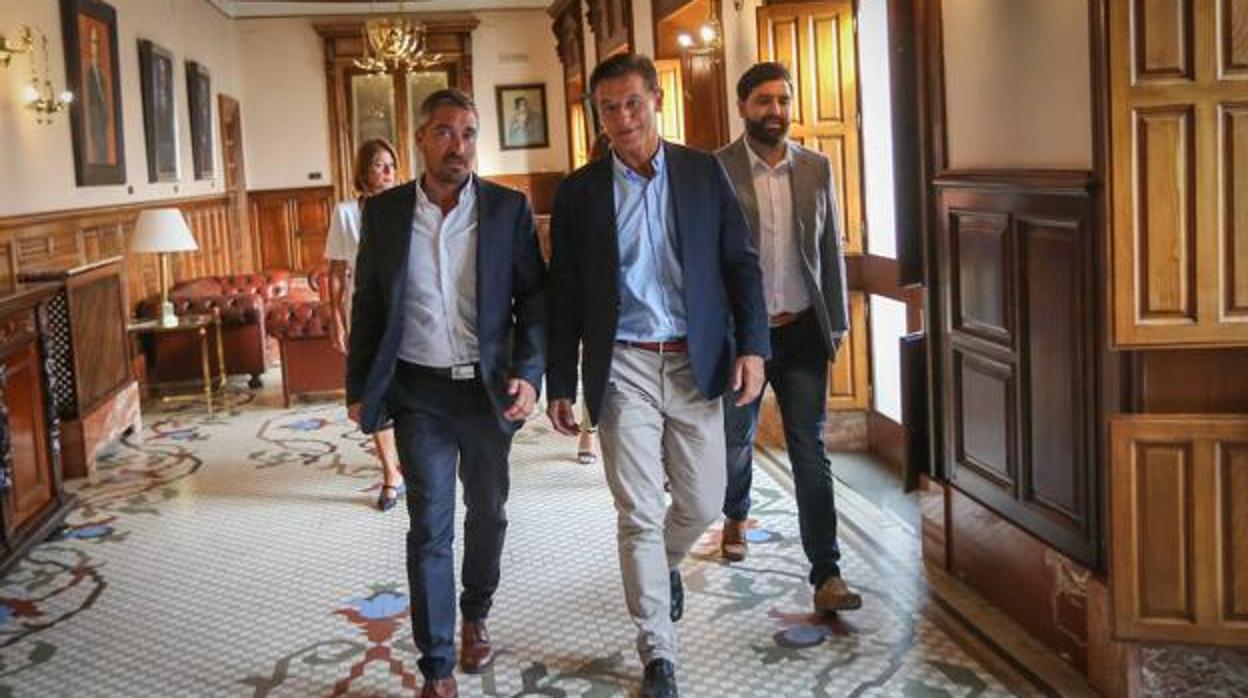 A la izquierda, el concejal de Empleo, Manuel Olivares, junto al alcalde Luis Salvador.