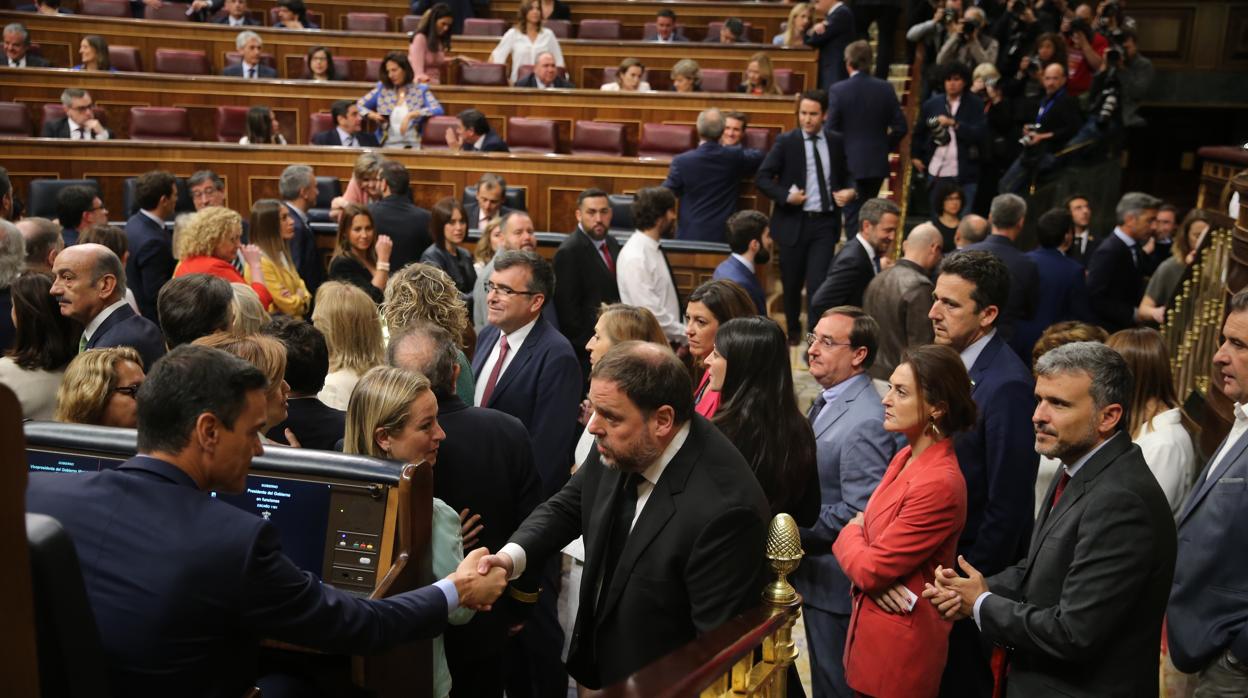 Oriol Junqueras saluda a Pedro Sánchez en el Congreso de los Diputados