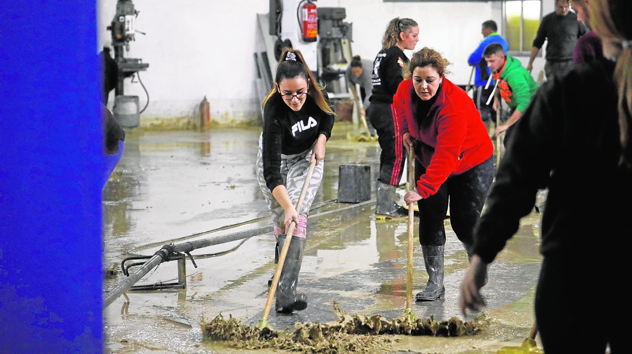 Dos mujeres achican agua en Villa del Río, una de las localidades más afectadas