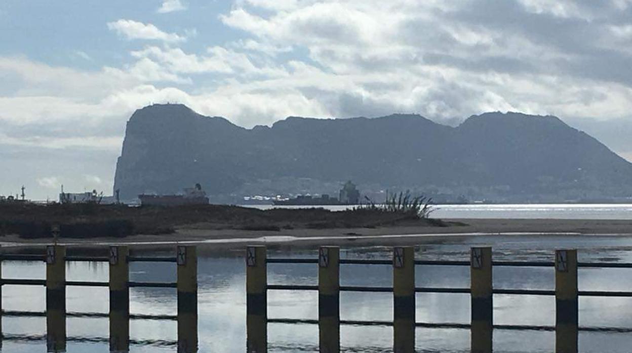 Imagen de la narcobarrera instalada en el río Guadarranque