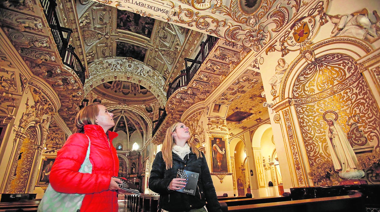 Dos jóvenes disfrutan de la Iglesia de San Agustín