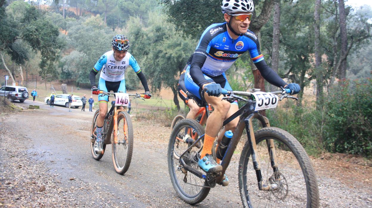 Dos ciclistas, durante una etapa de la pasada edición de la Vuelta a Córdoba