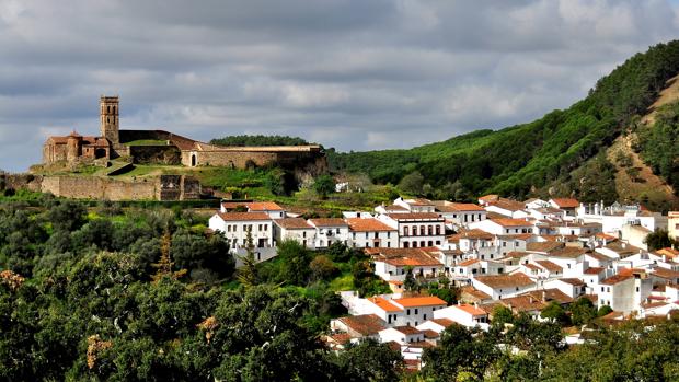 La Sierra de Huelva «vaciada»… de población y bancos