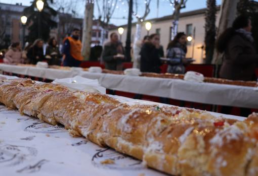 Roscón gigante con las colas al fondo para degustarlo