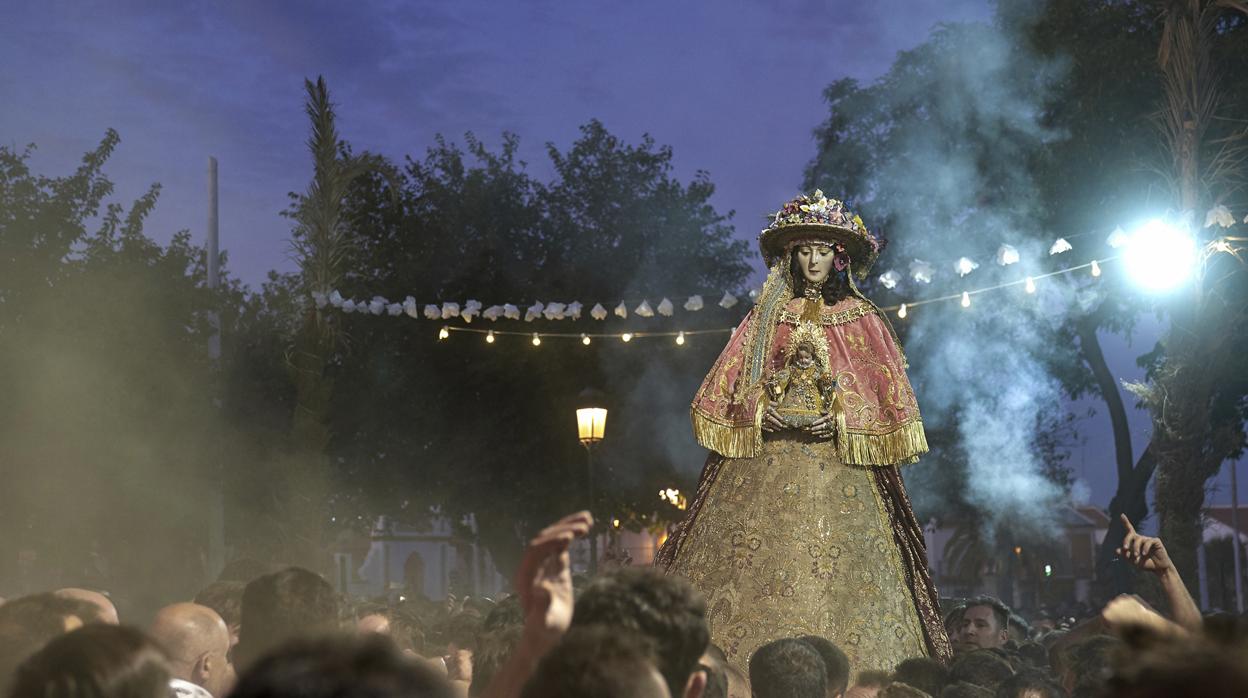 La Virgen del Rocío a su llegada a Almonte entre el humo de las tradicionales salvas de escopeta