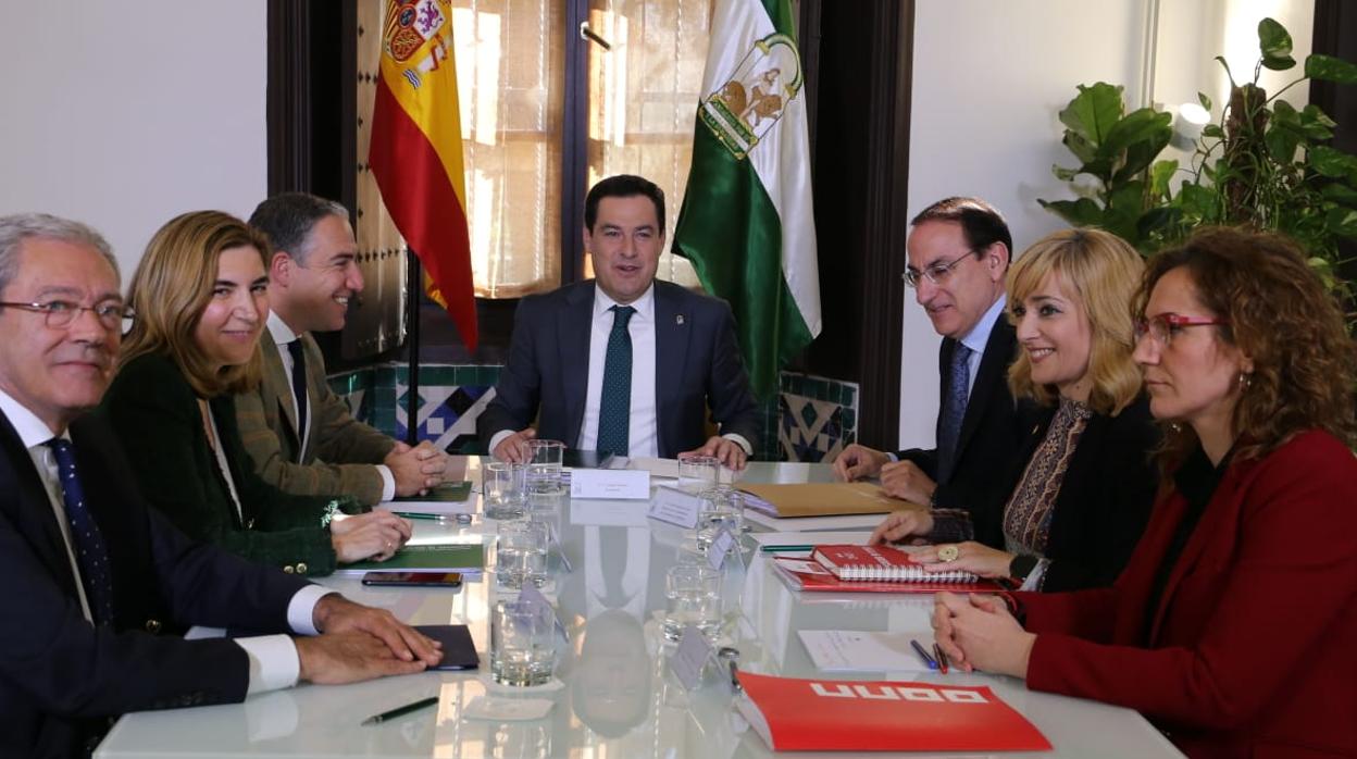 El presidente de la Junta preside la reunión con los sindicatos, la CEA y tres consejeros