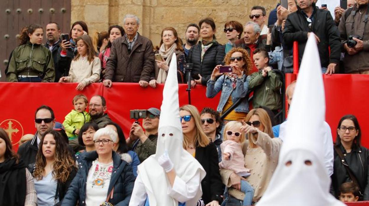 Nazarenos del Resucitado pasando por la Carrera Oficial en 2019