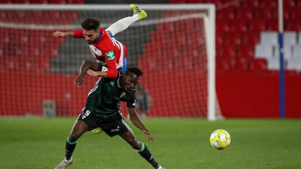 El Córdoba CF echa mano de la calidad y la experiencia y vence en Los Cármenes al filial del Granada (0-2)