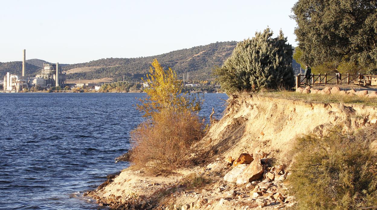 Iamgen del embalse de Puente Nuevo con la central térmica al fondo