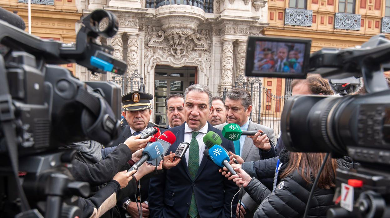 El consejero de la Presidencia, Elías Bendodo, en la puerta del Palacio de San Telmo