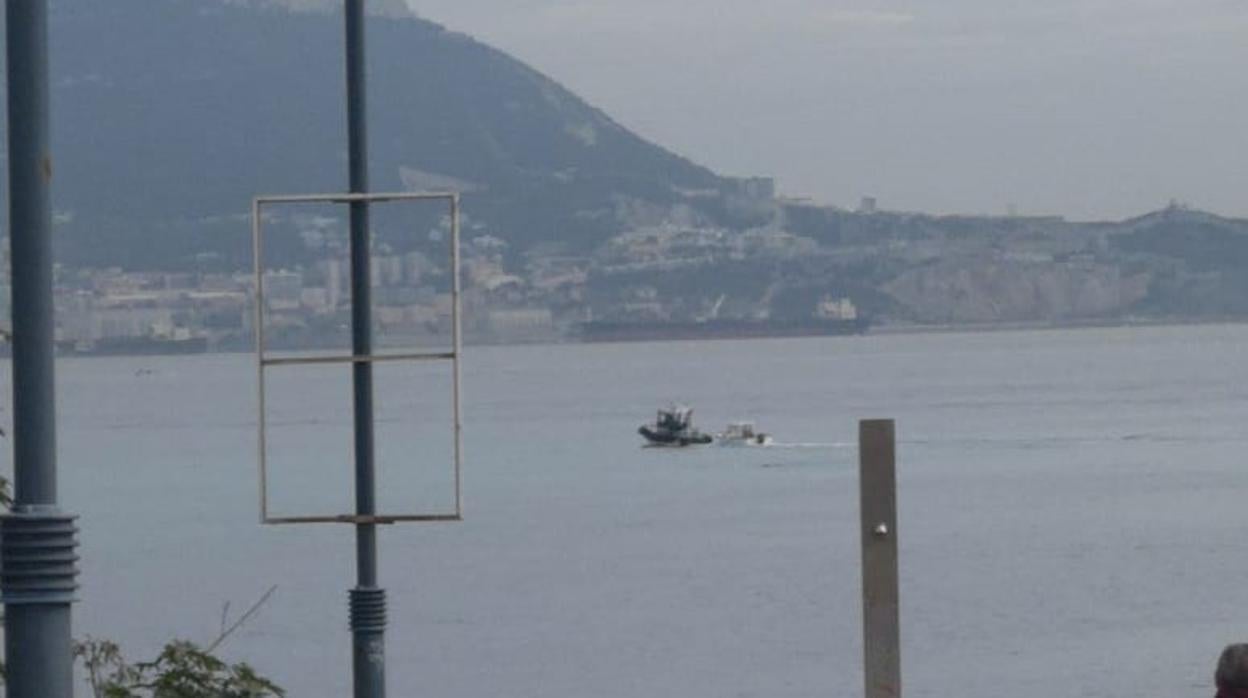 Vigilancia Aduanera intercepta una pequeña embarcación que transportaba hachís