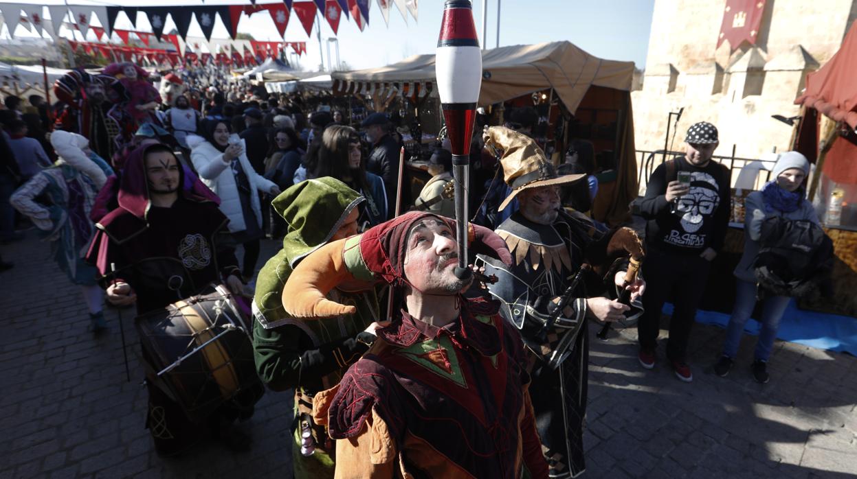 Exhibición circense en el Mercado Medieval de Córdoba