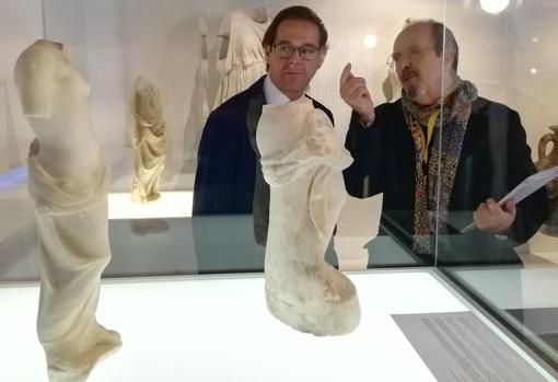 El delegado de Cultura, Antonio Granados, e Isidro Toro, director del Museo Arqueológico de Granada, junto a las dos venus de Salar.