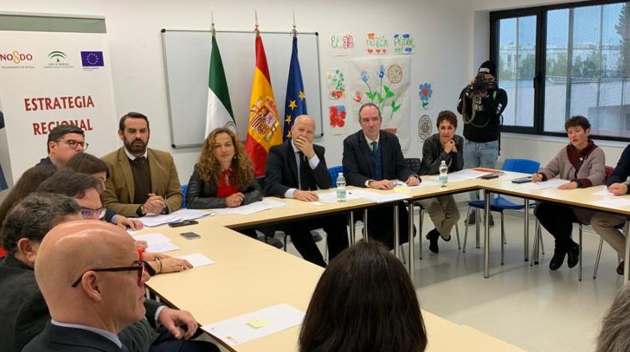 El consejero de Educaicón, este jueves en una reunión
