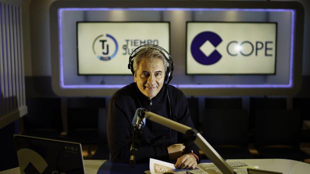 Manolo Lama: «Cada vez se lleva más el periodismo de bufanda»