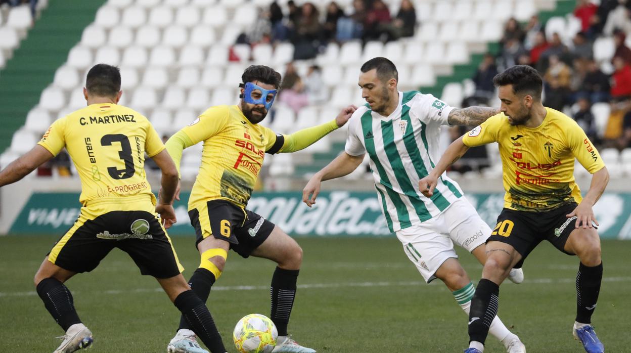 Moutinho, rodeado de jugadores del Villarrubia