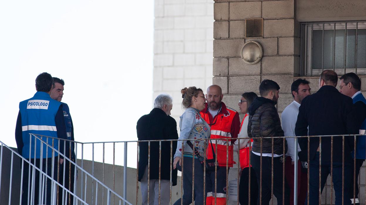 Algunos familiares y personal de apoyo, este lunes en el puerto de Algeciras completamente desolados
