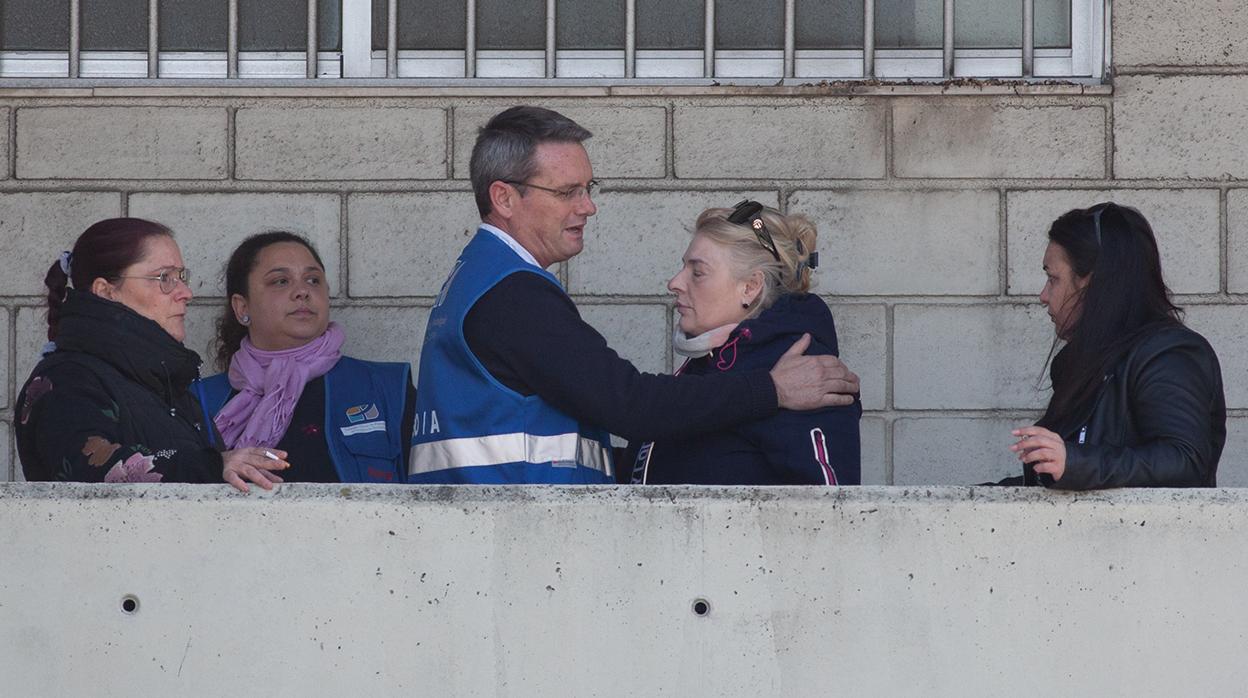 Personal de Emergencias acompaña a los familiares de los marineros en el puerto de Algeciras