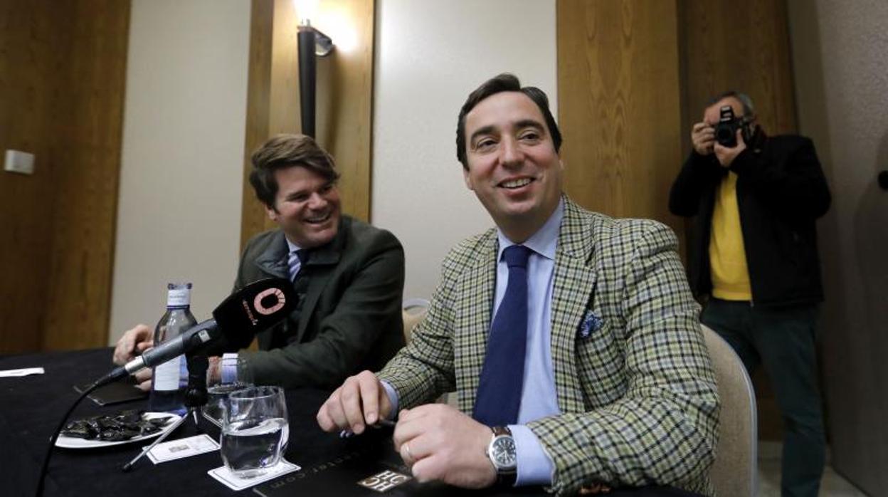 En primer plano, José María Garzón en el encuentro informal de hoy con los medios