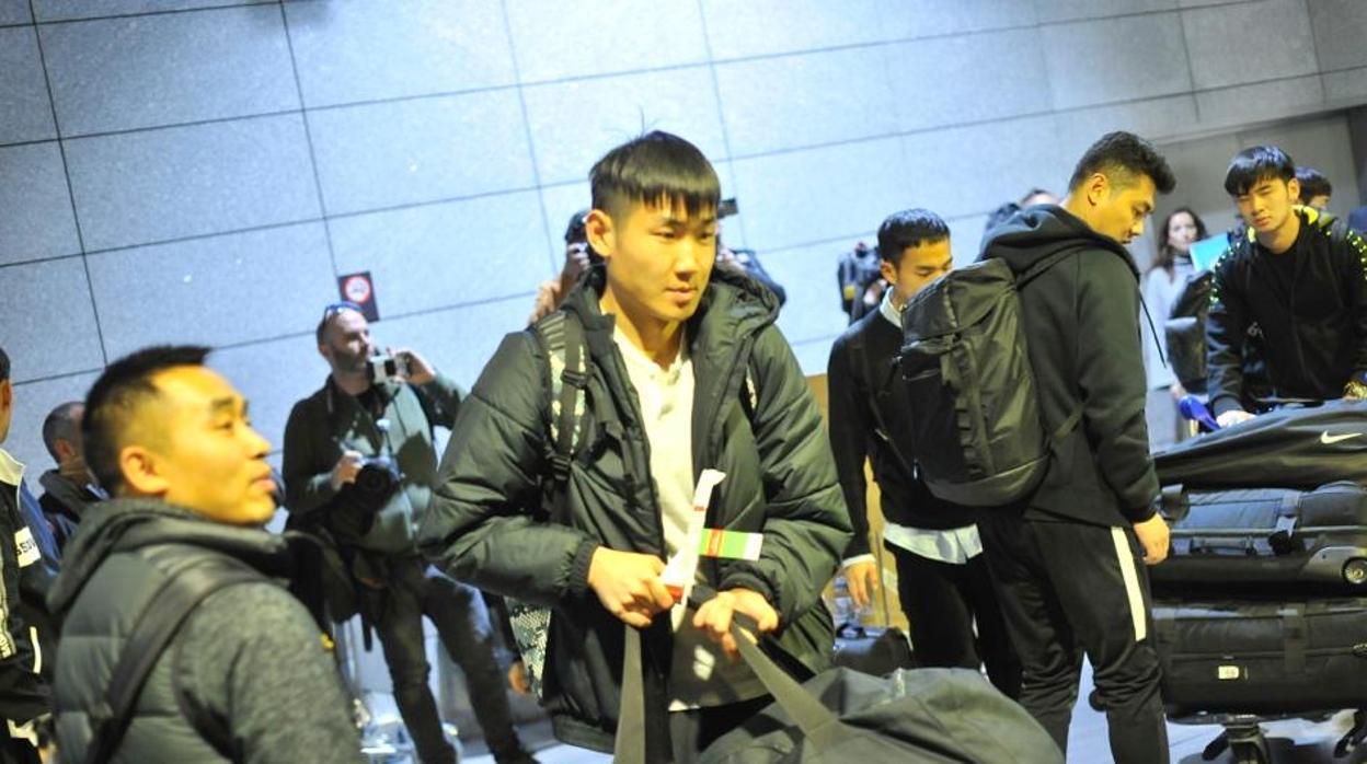 Jugadores del Wuhan Zall a su llegada al aeropuerto de Málaga