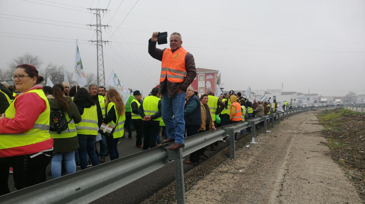 Agricultores cortan la autovía de Andalucía en el término municipal de Andújar