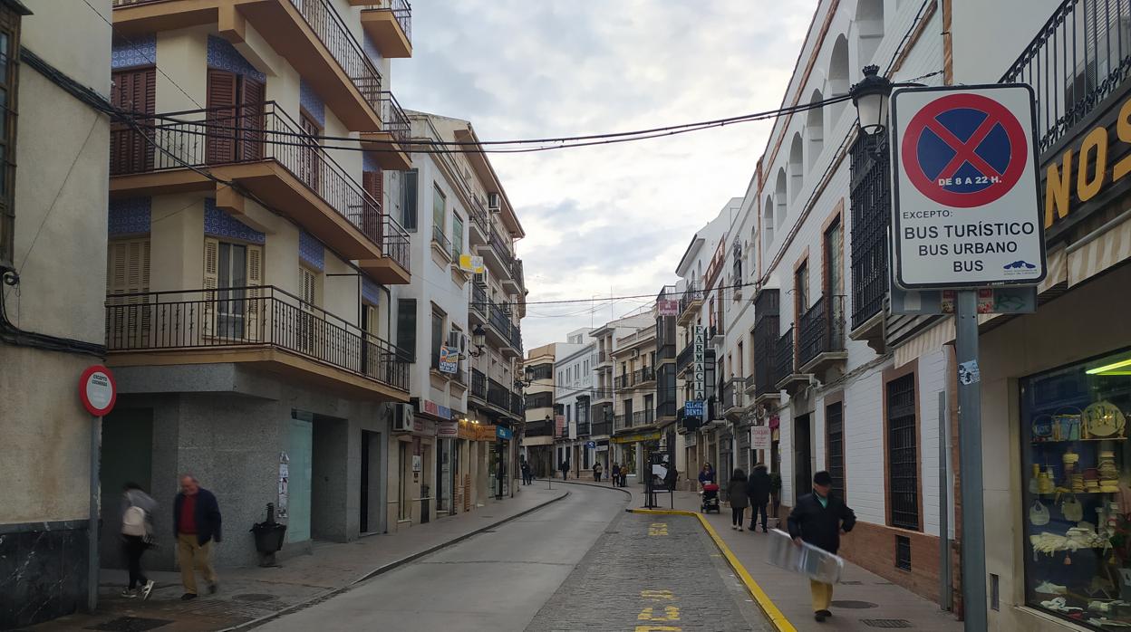 Cable aéreos entre fachadas en una calle del centro de Priego de Córdoba