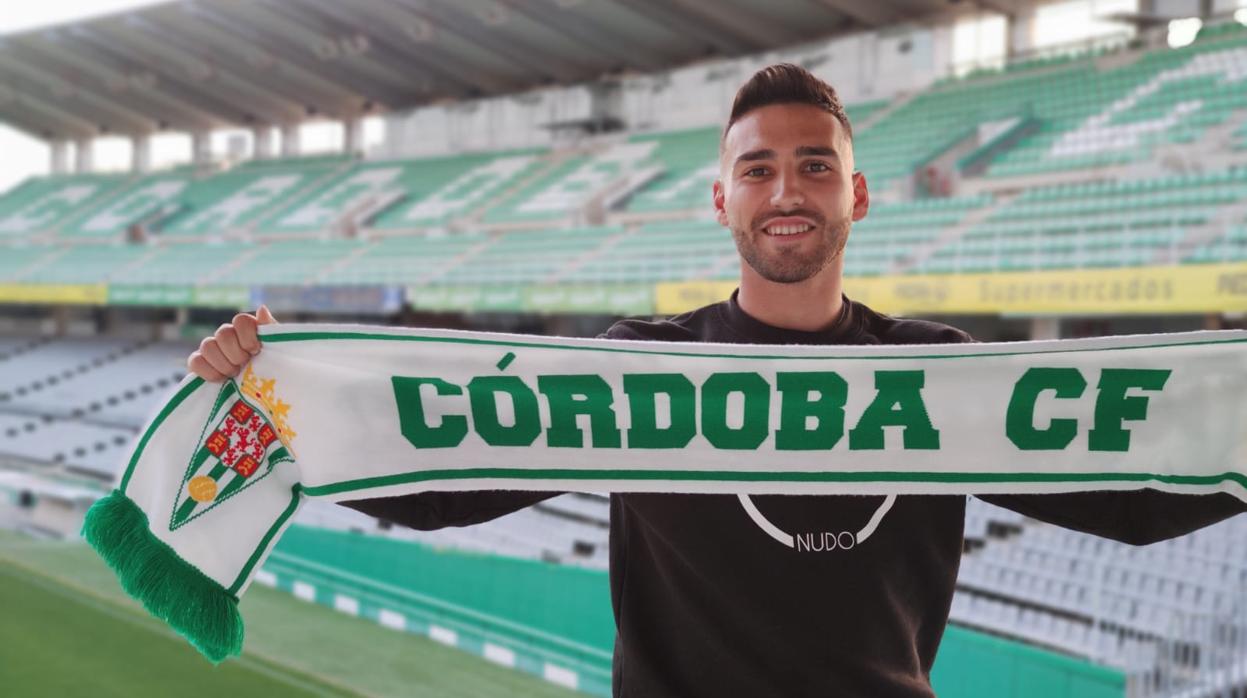 Iván Robles, posando con la bufanda del Córdoba CF