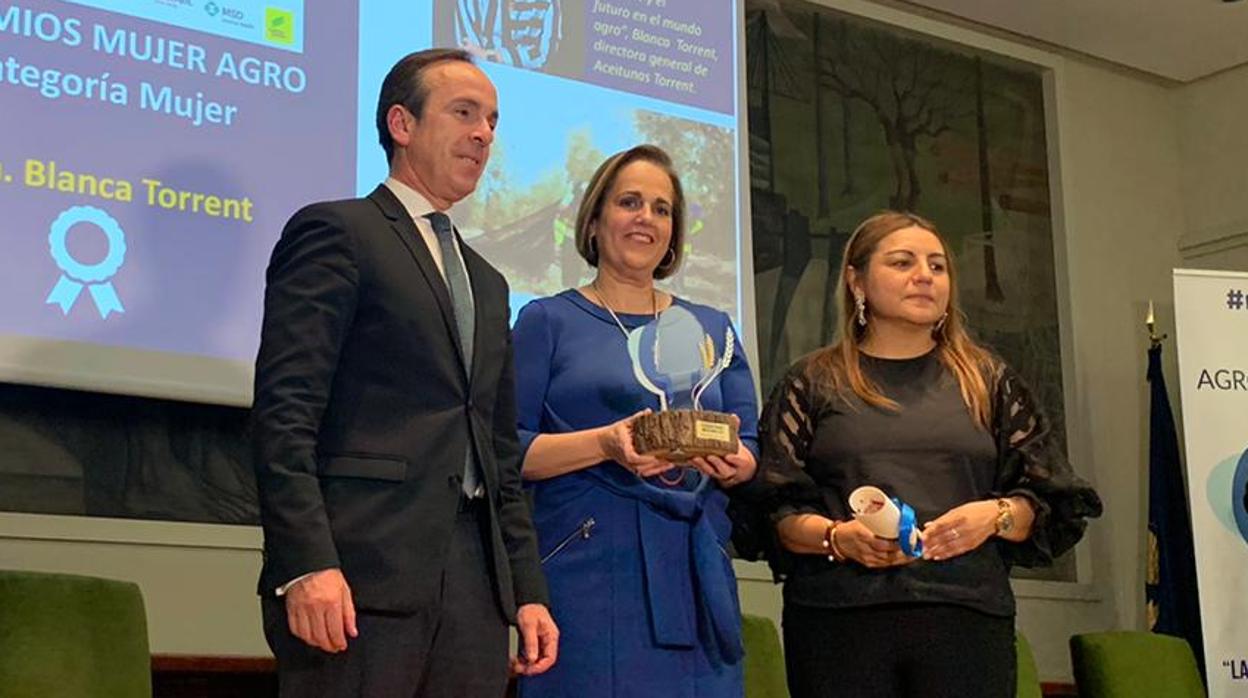 Blanca Torrent, en el centro, con el galardón
