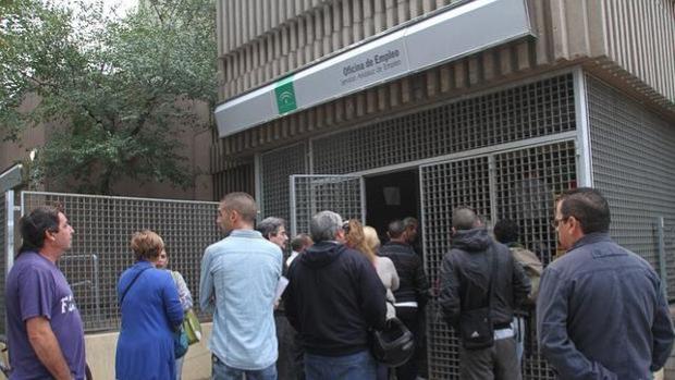 Acusan a la Junta de agrandar la administración paralela con la «privatización» de servicios del SAE