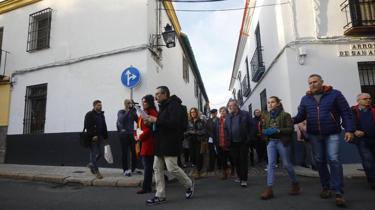 Salvador Gutiérrez Solís guía al grupo desde la calle Parras al colegio López Diéguez