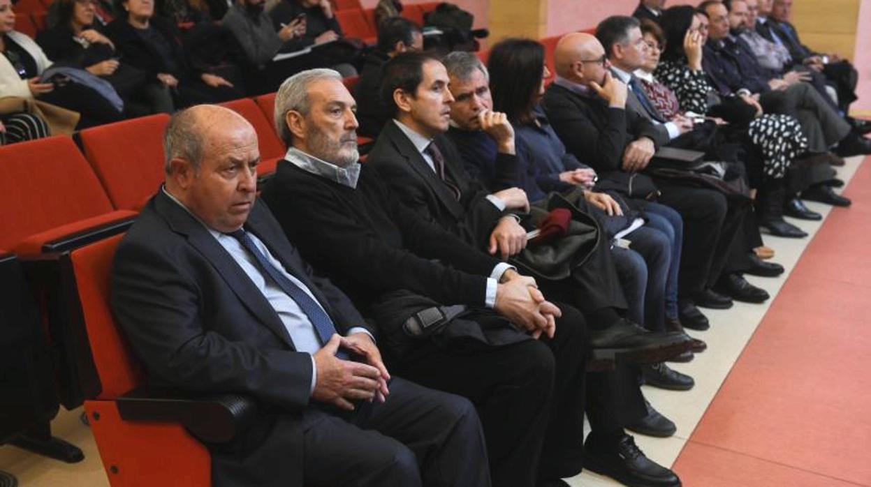 José Torres Hurtado, primero por la izquierda, en el juicio junto al resto de acusados.