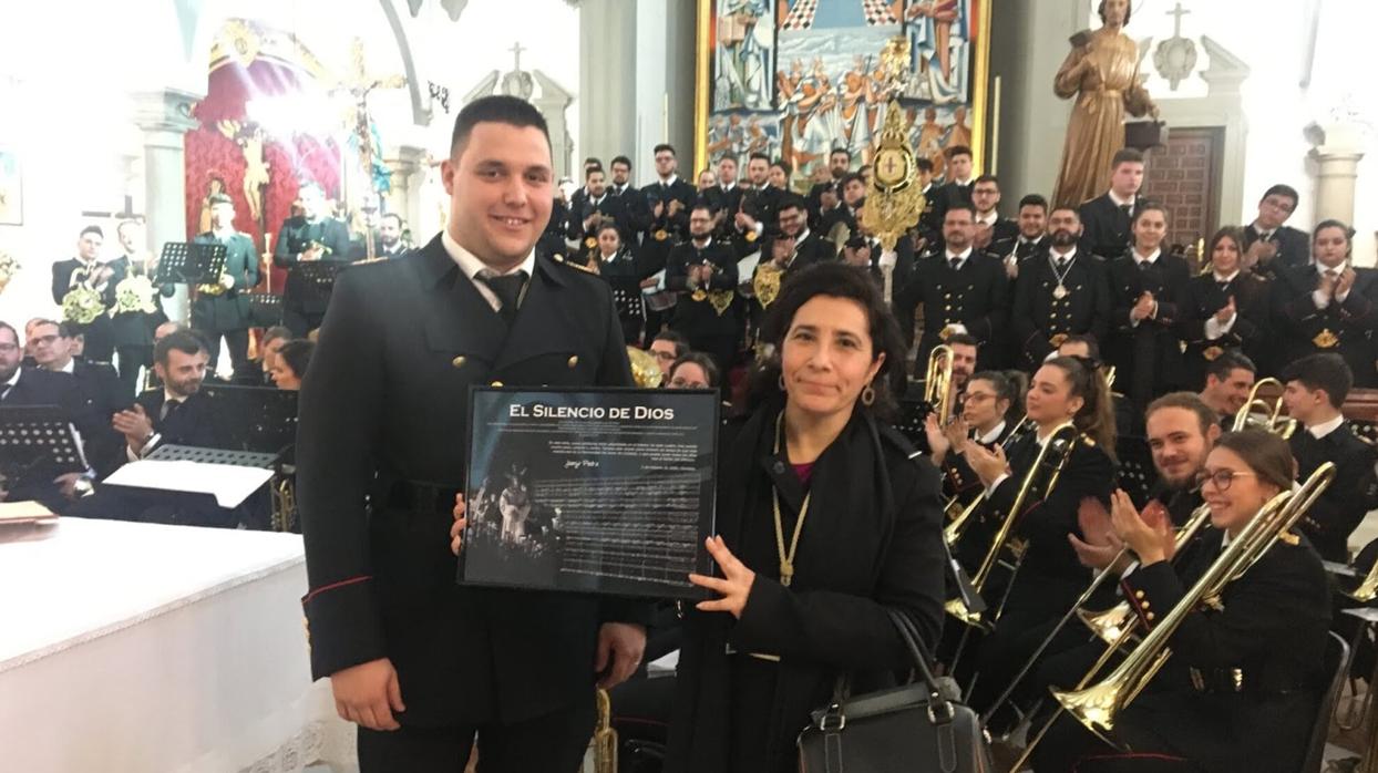 Entrega de la partitura por parte del autor a la hermana mayor del Amor
