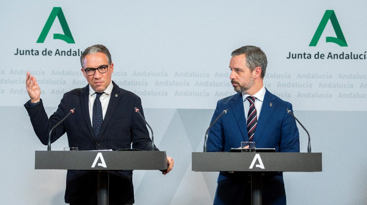 Los consejeros de Presidencia, Elías Bendodo, y Hacienda, Juan Bravo